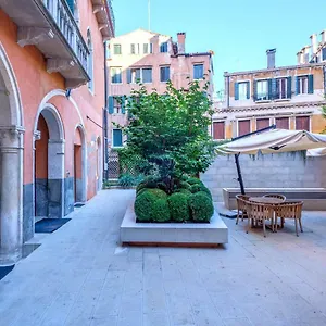 palazzo-molin-cuoridoro-guarana.hotelinveneto.com/